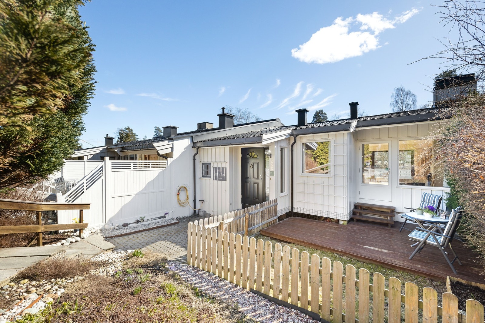 Huset er over 3 plan med solrike uteplasser på begge sider av huset. Hovedinngang i øverste plan. Galleribilde