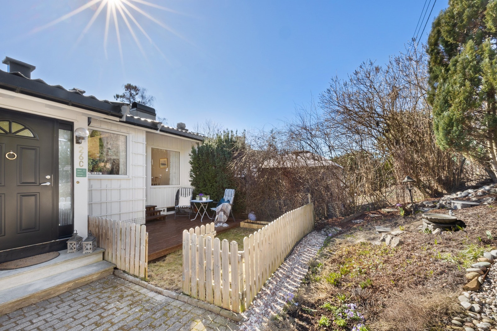 Koselig terrasse på ca. 12 kvm ved inngangssiden, med tilgang fra stue/kjøkken i 1. etasje. På denne siden av huset er det ettermiddags- og kveldssol. Galleribilde
