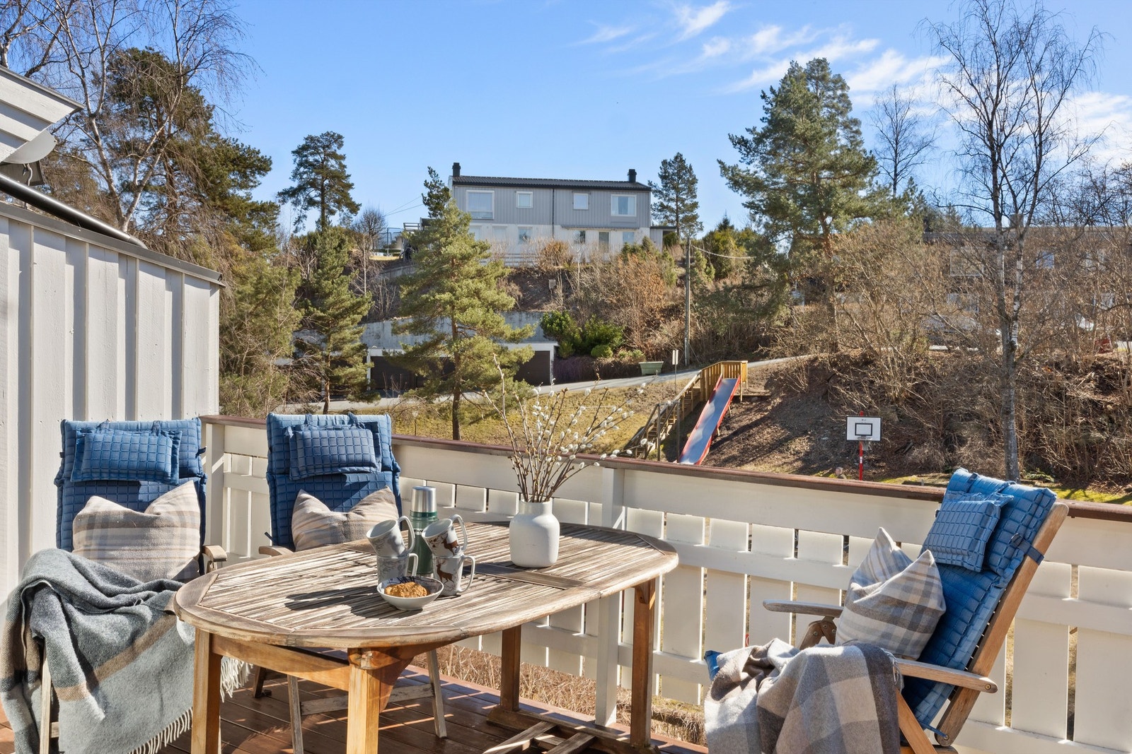 Fra stuen er det utgang til sydøstvendt veranda på 21 kvm med morgen- og formiddagssol. Det ble montert ny, elektrisk markise på verandaen i 2024 Galleribilde