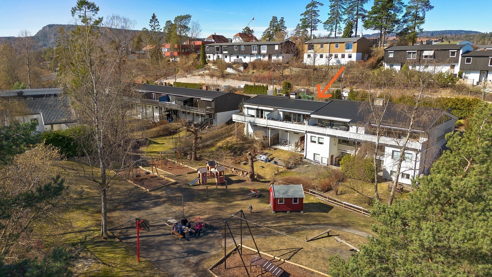 Usjenert og barnevennlig beliggenhet i sjønære omgivelser på Nesøya Galleribilde
