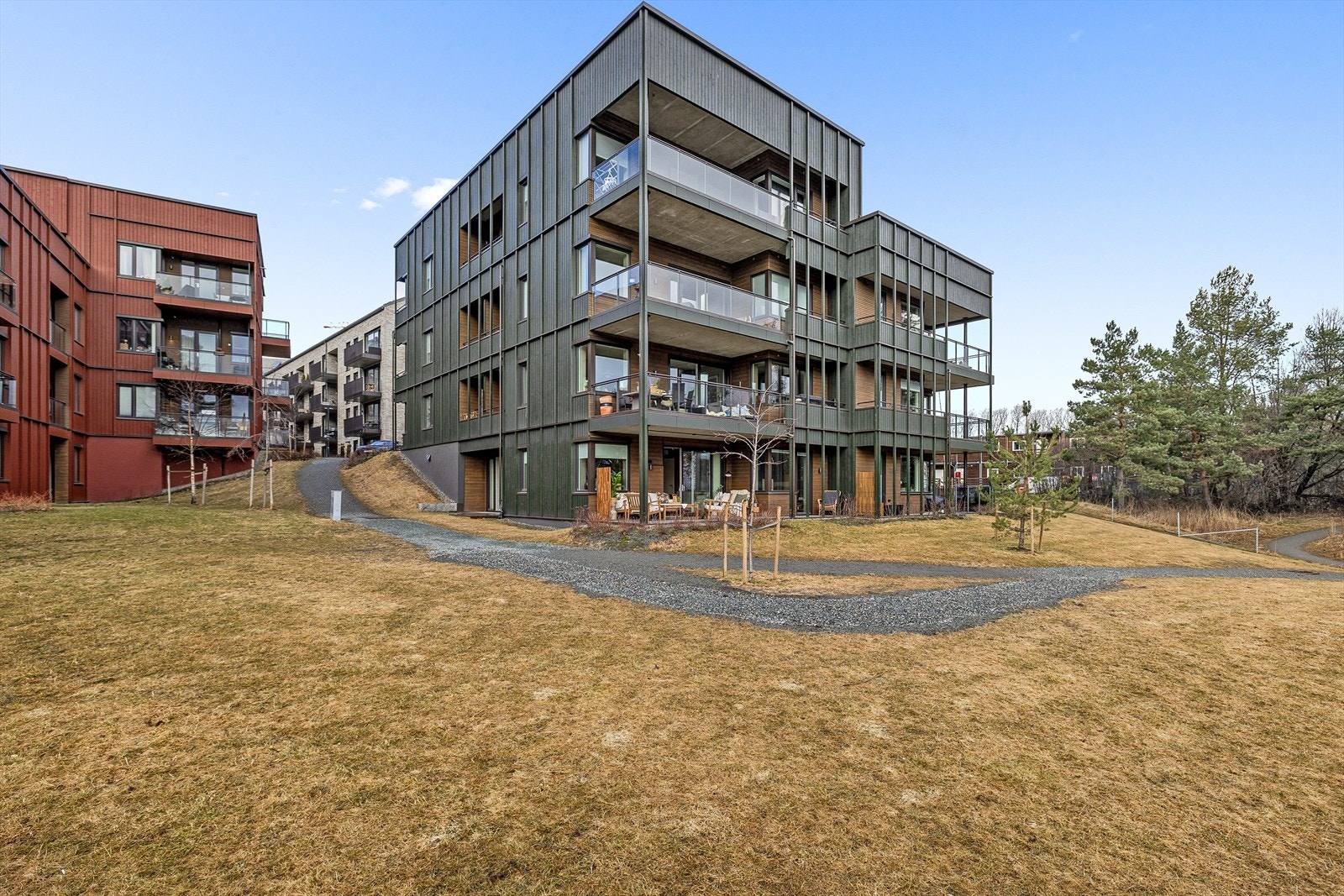 Moderne og stilren fasade som gjenspeiler standarden i boligen - en del av et attraktivt og nyetablert område på Lade. Her kommer det ikke boliger foran. Galleribilde
