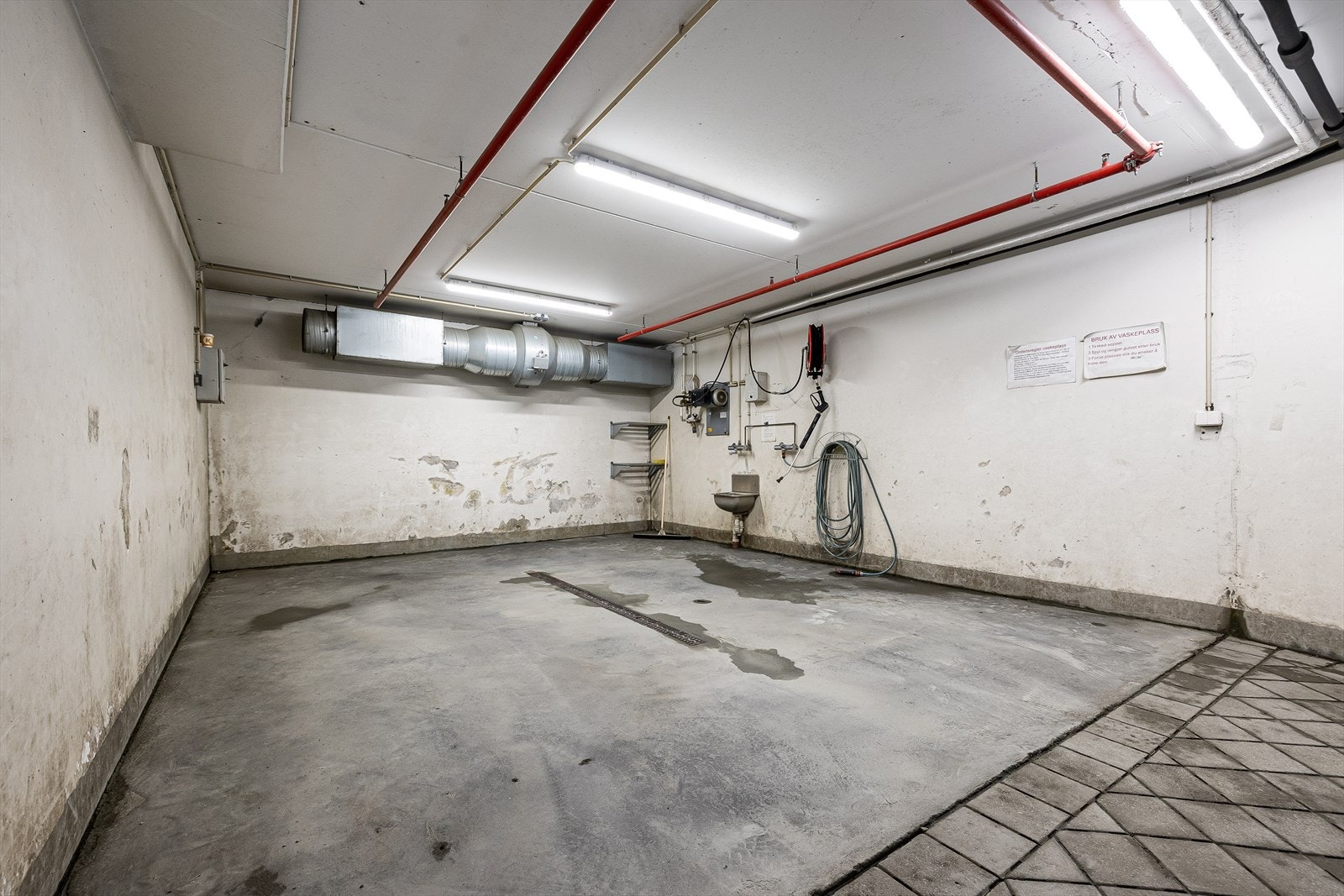 Som et ekstra pluss har du tilgang til egen vaskehall i garasjen, noe som gjør bilholdet både enklere og mer komfortabelt. Galleribilde