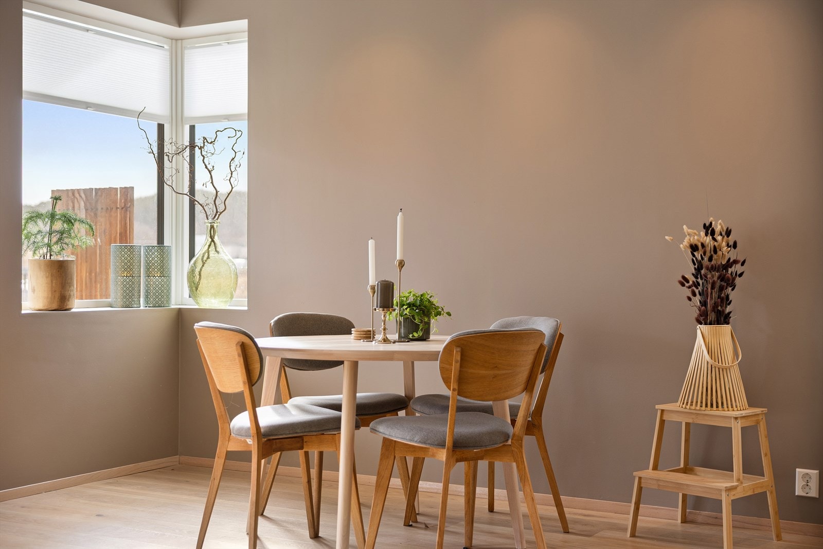 Spiseseksjonen er perfekt for både hverdagsmiddager, gjester og hyggelige lag, og med hjørnevinduet som slipper inn rikelig med naturlig lys, skapes en svært behagelig og innbydende romfølelse. Galleribilde