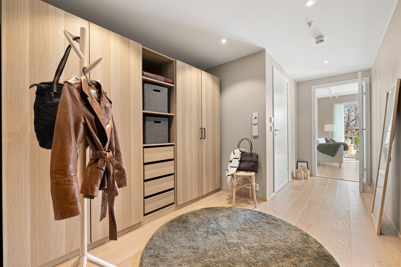 Entréen på ca. 10 m² gir et svært godt førsteinntrykk, med god plass og en luftig romfølelse allerede ved ankomst. Galleribilde