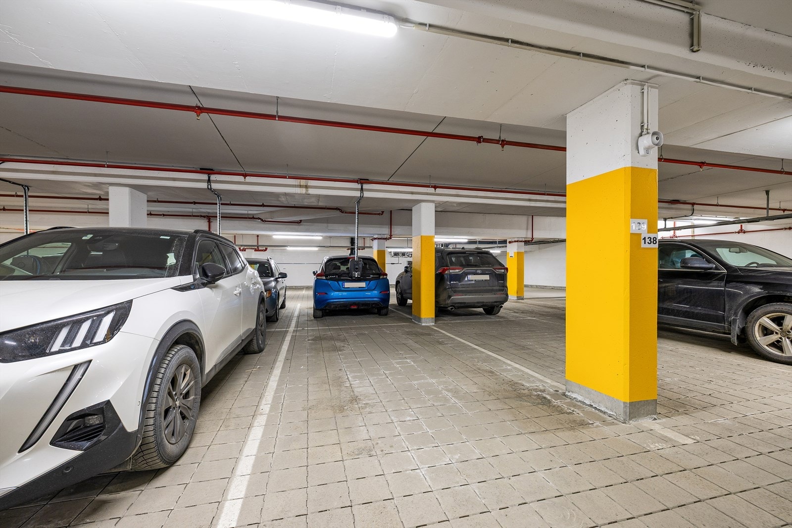 Egen parkeringsplass nr. 139 i oppvarmet parkeringskjeller, med opplegg for elbillader - i tillegg finnes det gjesteparkering i anlegget. Galleribilde