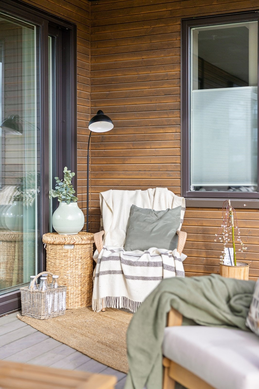 Terrassen gir deg fleksibilitet til å innrede med både grill, spisegruppe og grønne planter - her ligger alt til rette for å skape din egen personlige oase. Galleribilde