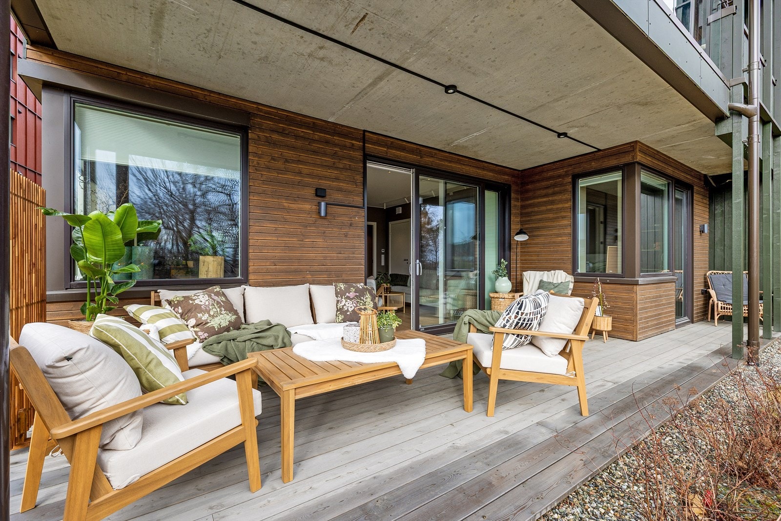 Her er det rikelig med plass til en fullverdig sofagruppe, hvor du kan samle venner og familie til hyggelige sammenkomster i komfortable omgivelser. Galleribilde