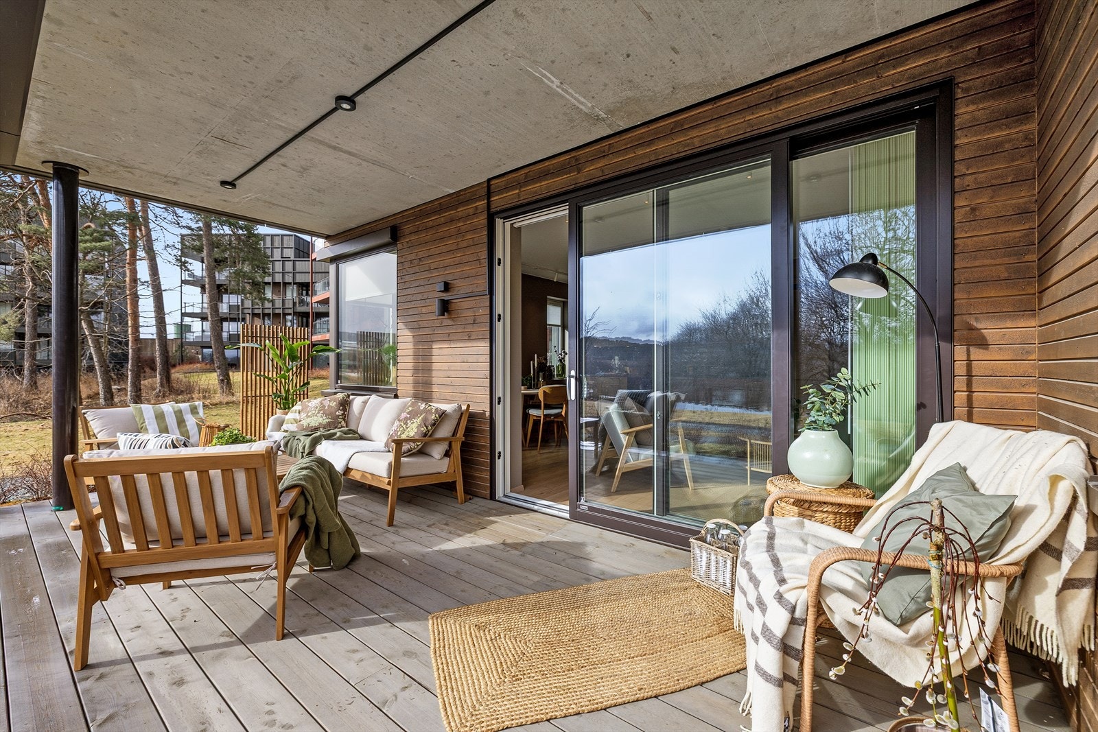 Terrassen på hele 17 m² byr på gode solforhold og fremstår som en privat og lun uteplass. Perfekt for både rolige morgener og lange sommerkvelder. Galleribilde