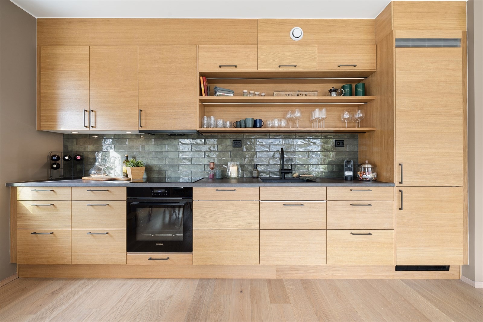 Kjøkken fra Sigdal med moderne design og høy kvalitet - her får du både estetikk og funksjonalitet i perfekt kombinasjon. Galleribilde