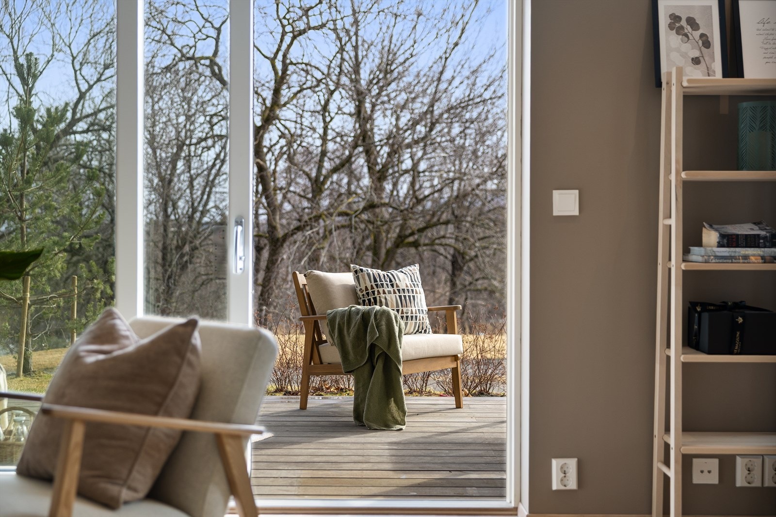 Utgang til terrassen fra stuen - en naturlig og sømløs forlengelse av oppholdsrommet som virkelig visker ut skillet mellom inne og ute. Her utvides stuen på en elegant måte og gir deg et ekstra rom store deler av året. Galleribilde