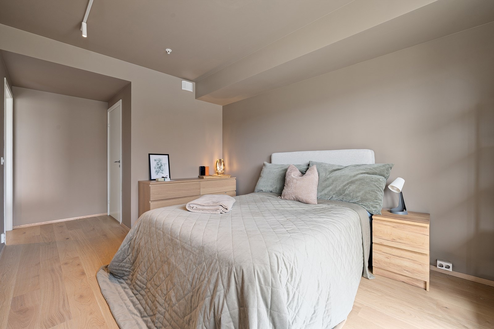 I tilknytning til soverommet finner du en bod på 2,4 m² som enkelt kan innredes som walk-in closet - i tillegg har rommet egen utgang til terrassen. Galleribilde