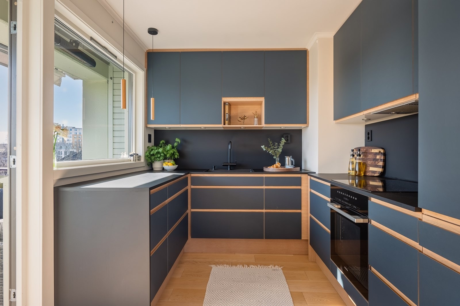 Kjøkkenet fra Designa ble installert i 2020, og er både stilrent og funksjonelt med god skap og benkplass. Galleribilde