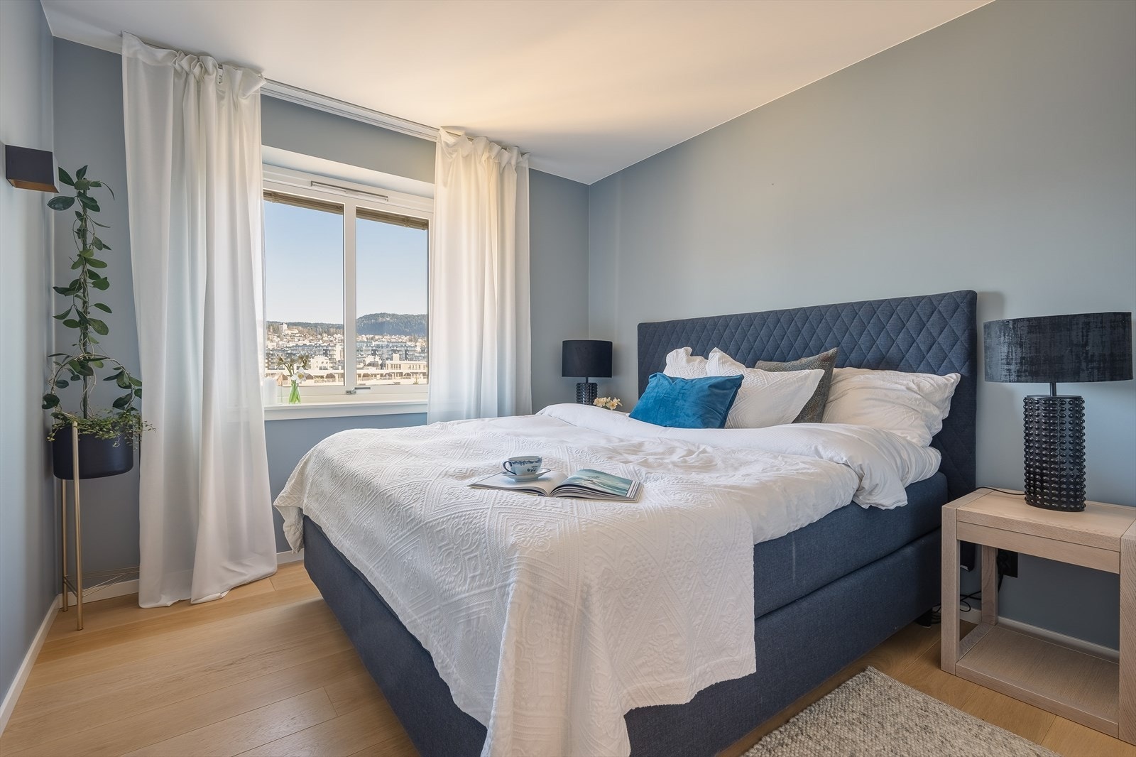 Hovedsoverommet er romslig og gir god plass til dobbeltseng og tilhørende møblement. Galleribilde