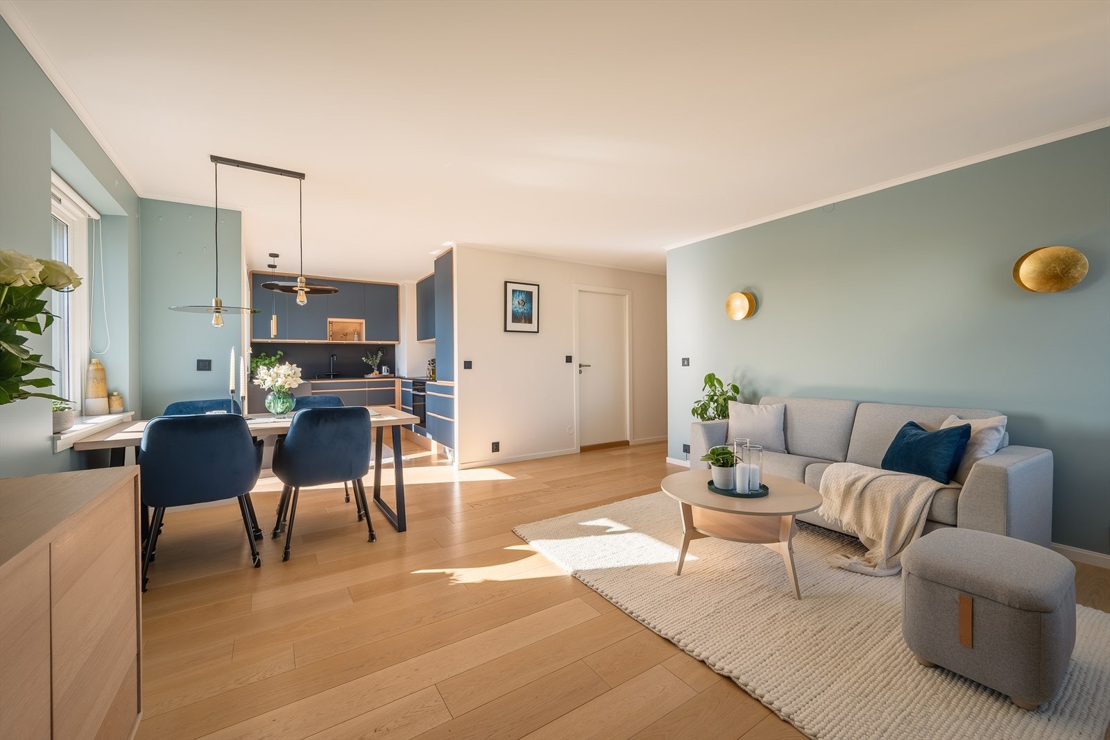 Leilighetens sosiale sone består av en åpen og luftig løsning mellom stue og kjøkken, som skaper et naturlig samlingspunkt. Galleribilde