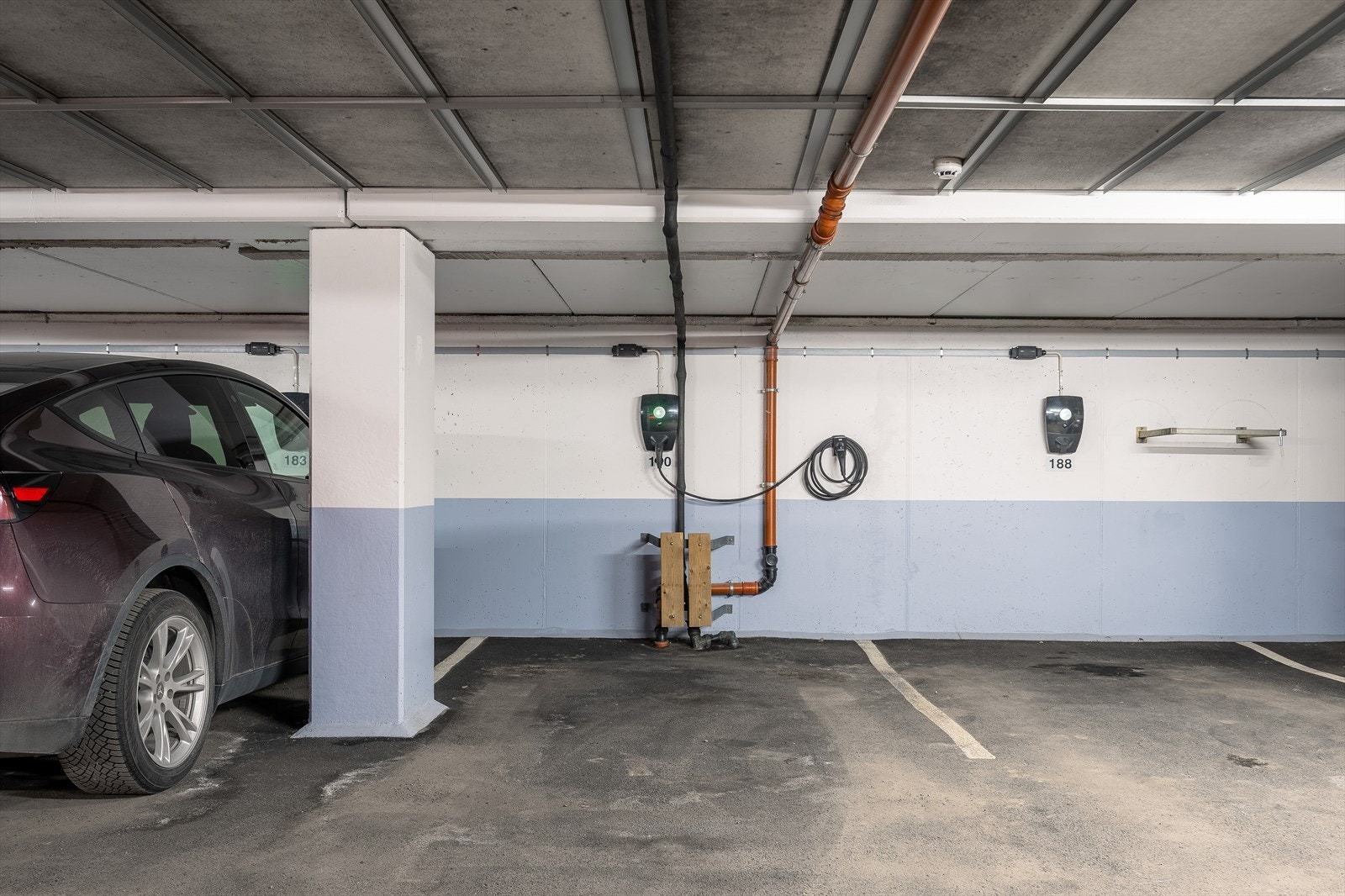 Det medfølger en egen garasjeplass i felles, lukket anlegg i kjelleren. Galleribilde