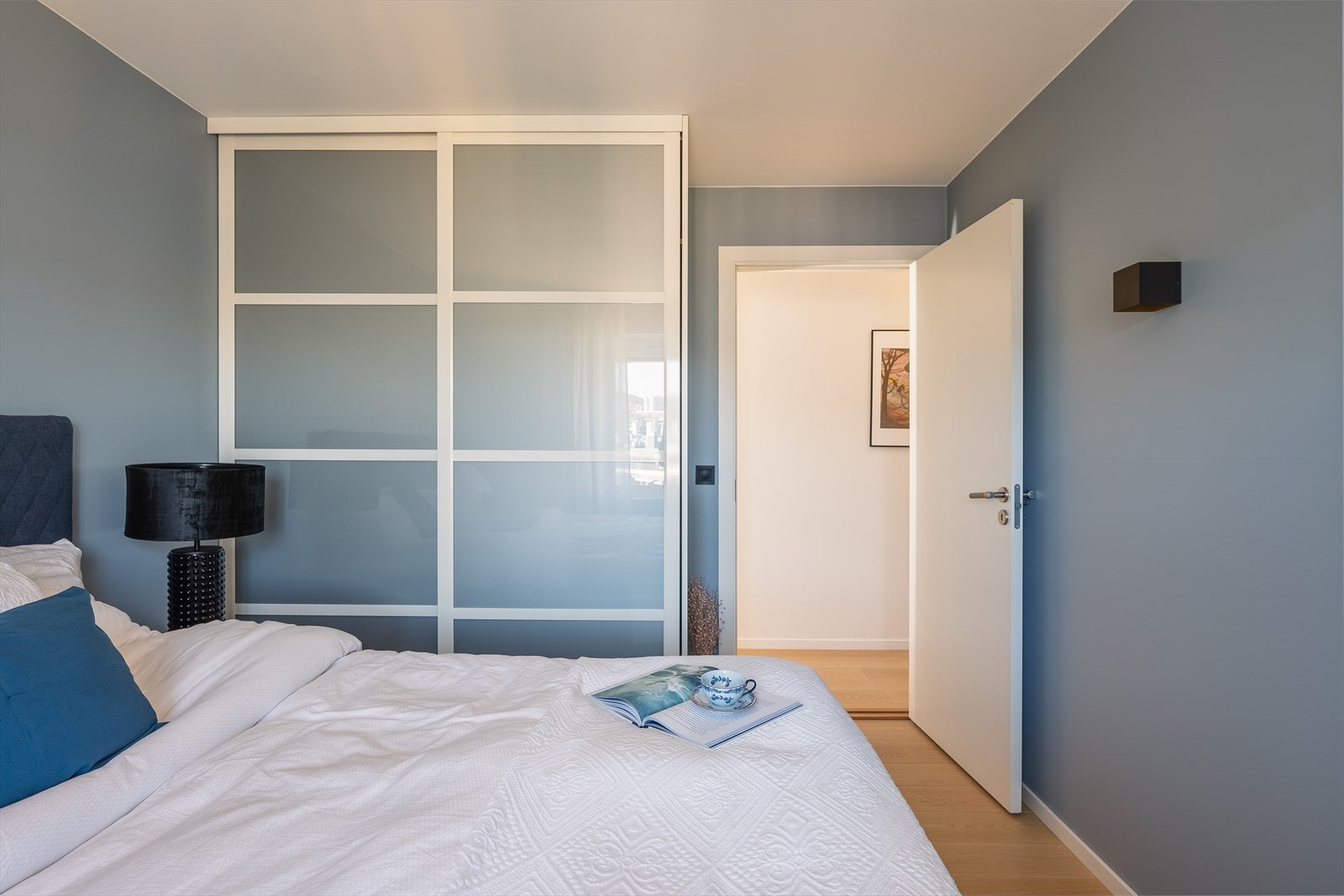 Skyvedørsgarderoben gir både smart løsning og rikelig med oppbevaring. Galleribilde