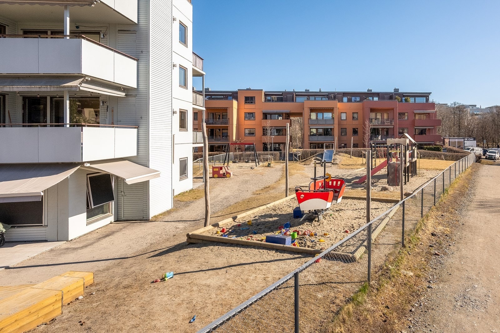 Området er barnevennlig med lekeplass og nærhet til flere barnehager, inkludert Badebakken barnehage like ved. Galleribilde