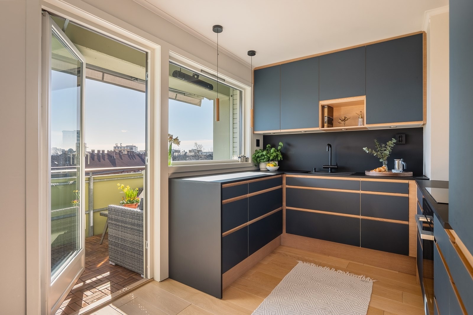 Alle hvitevarer er integrerte, inkludert induksjonstopp, stekeovn, oppvaskmaskin og kjøl-/fryseskap, og varmtvannsberederen er smart skjult under i benken. Galleribilde