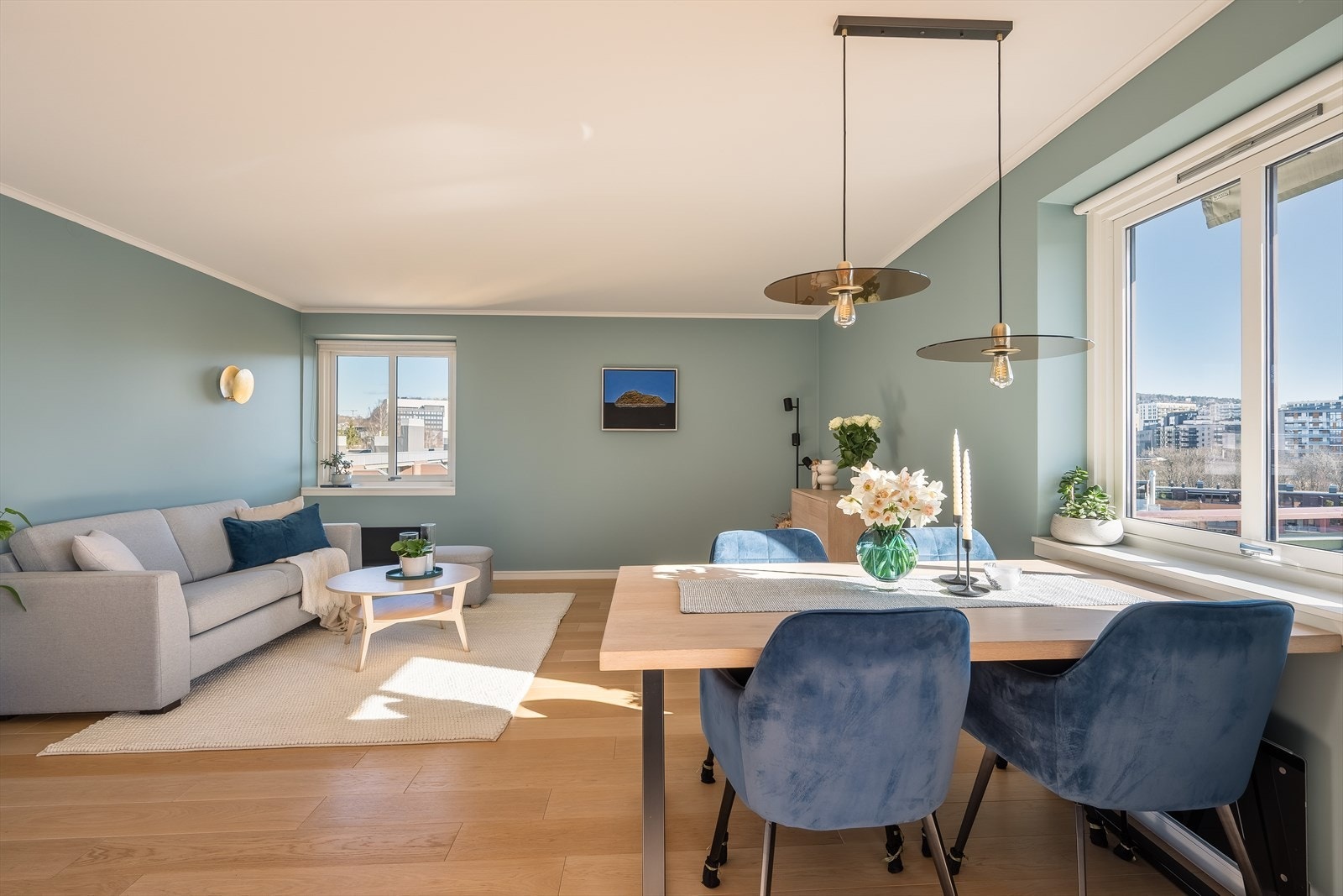 Stuen har god plass til både sofagruppe og spisebord, perfekt for hyggelige sammenkomster med venner og familie. Galleribilde