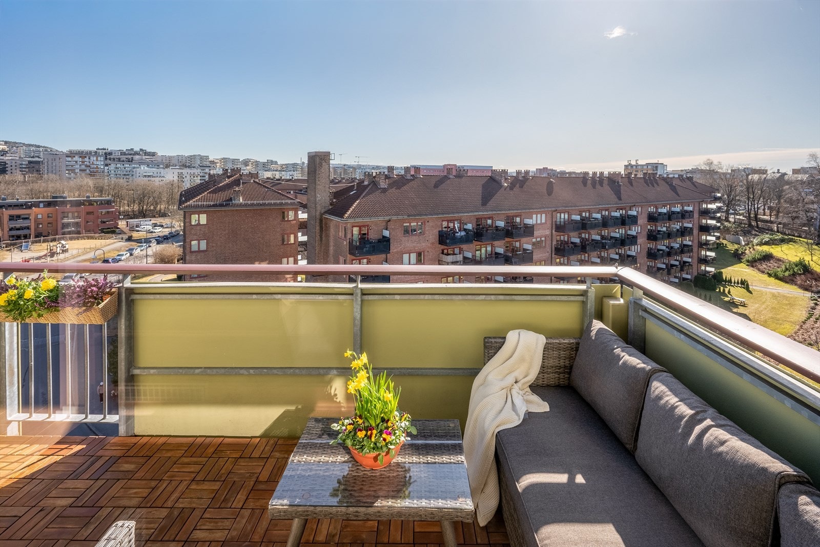 God plass til både sittegruppe og grill, perfekt for å nyte solrike dager eller hyggelige kvelder ute. Galleribilde