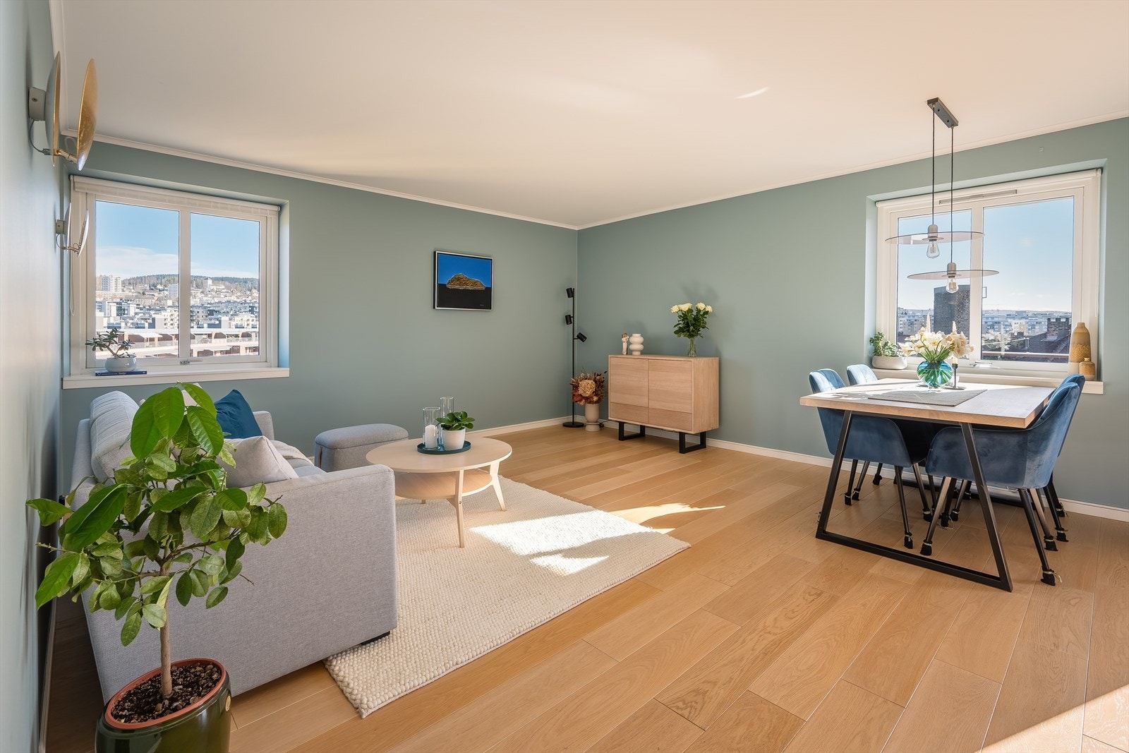 Her bor du rolig og tilbaketrukket i en moderne leilighet med oppgraderinger fra 2020, flott balkong og egen garasjeplass med el-billader. Galleribilde