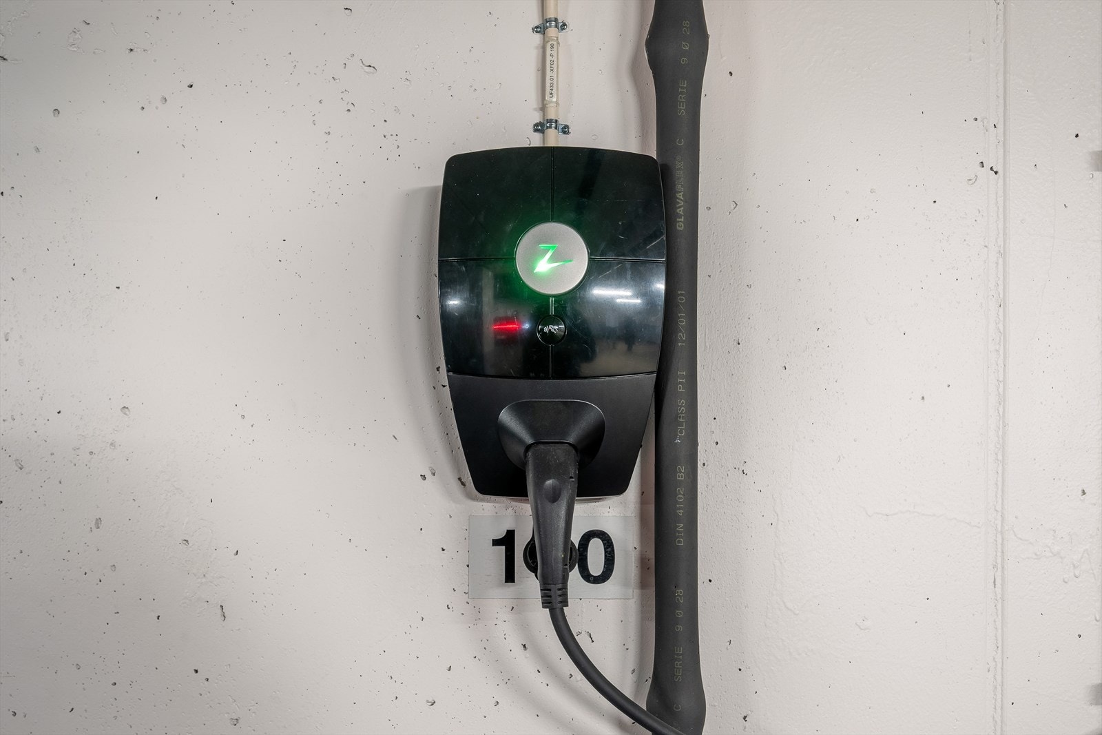 Garasjeplassen er utstyrt med elbillader. Galleribilde