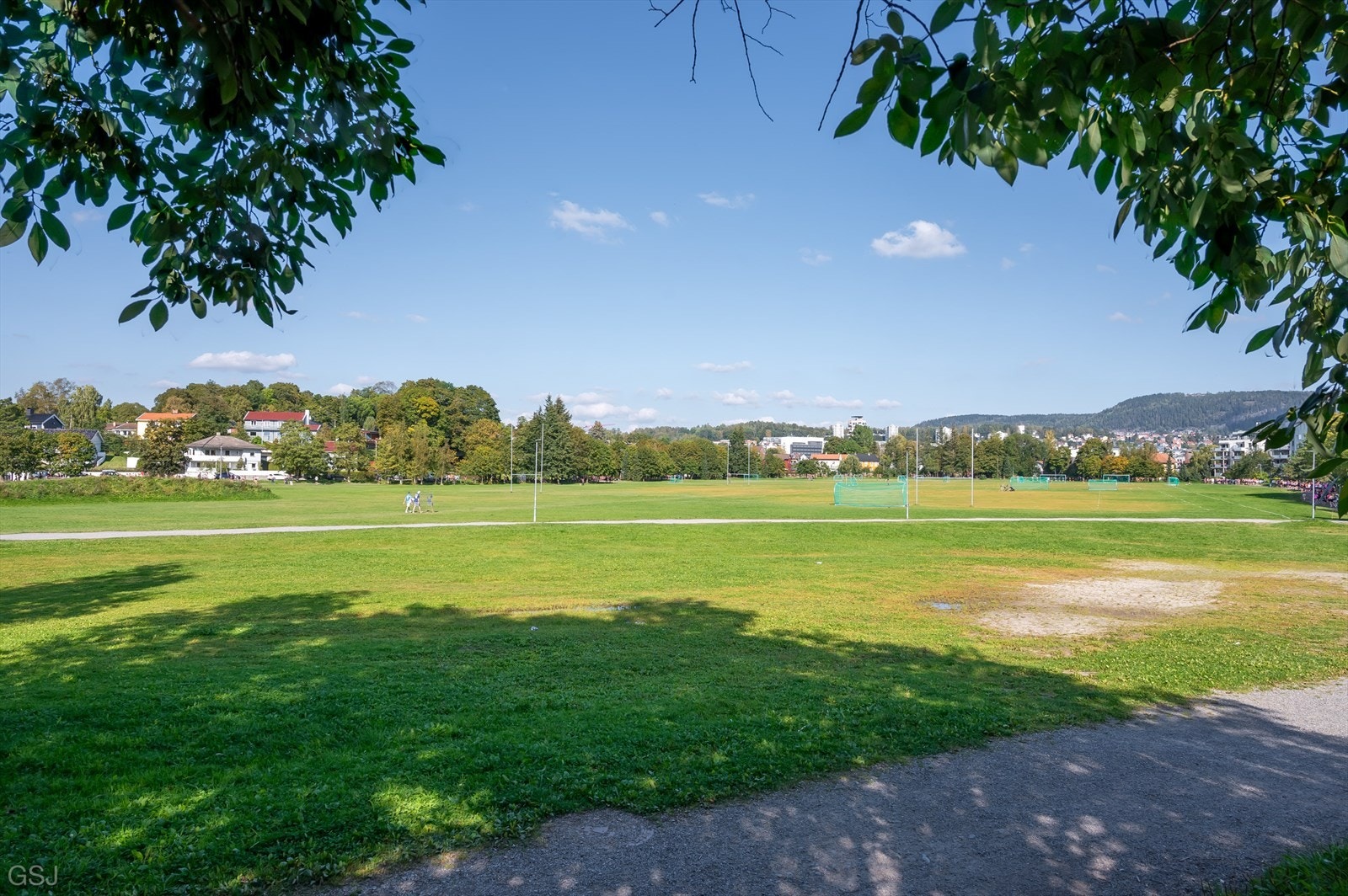 Voldsløkka med sine flotte idrettsanlegg og store grøntområder ligger 3 minutter fra leiligheten. Galleribilde