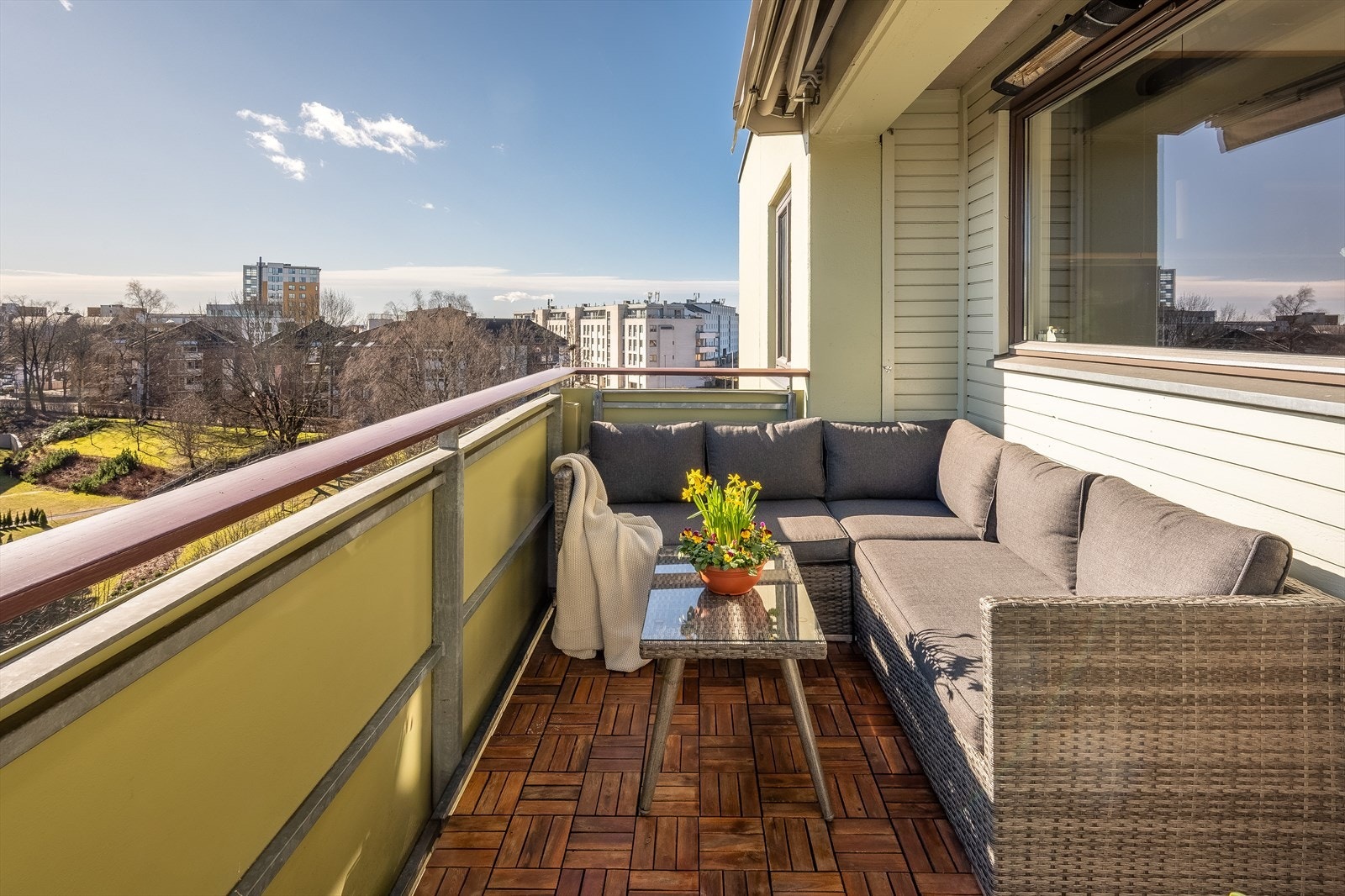 Fra stuen er det utgang til en av leilighetens unike kvaliteter, en romslig og sydøstvendt balkong på ca. 8 m². Galleribilde