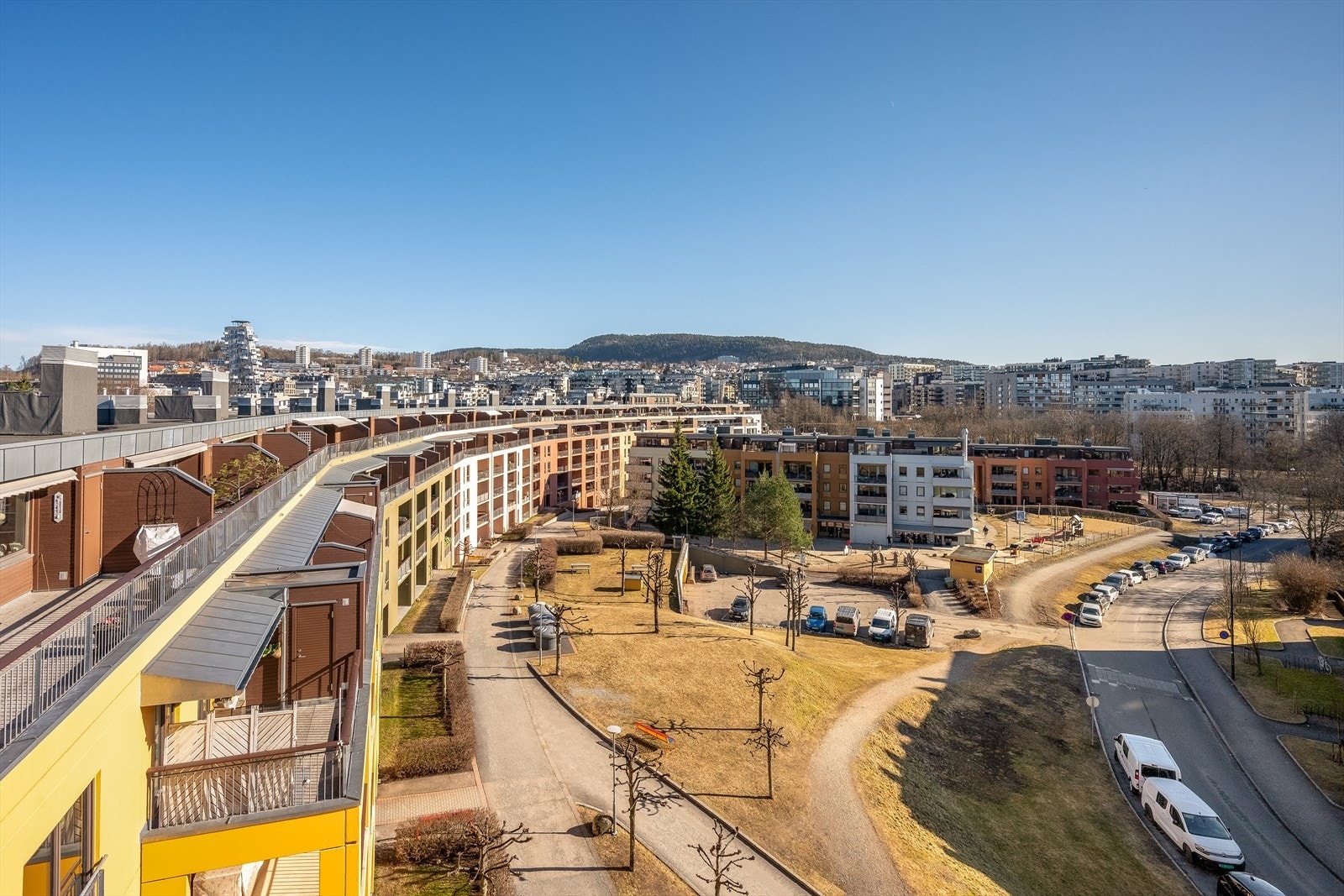 Skjermet balkong kombinert med topp beliggenhet gir deg en vidstrakt og åpen utsikt ut over nærområdet. Galleribilde