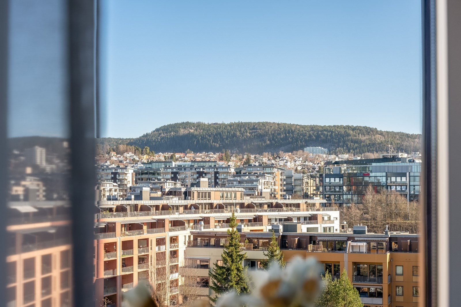 Fra leiligheten sine soverom ser du utover Bjølsen og mot Grefsenkollen. Galleribilde