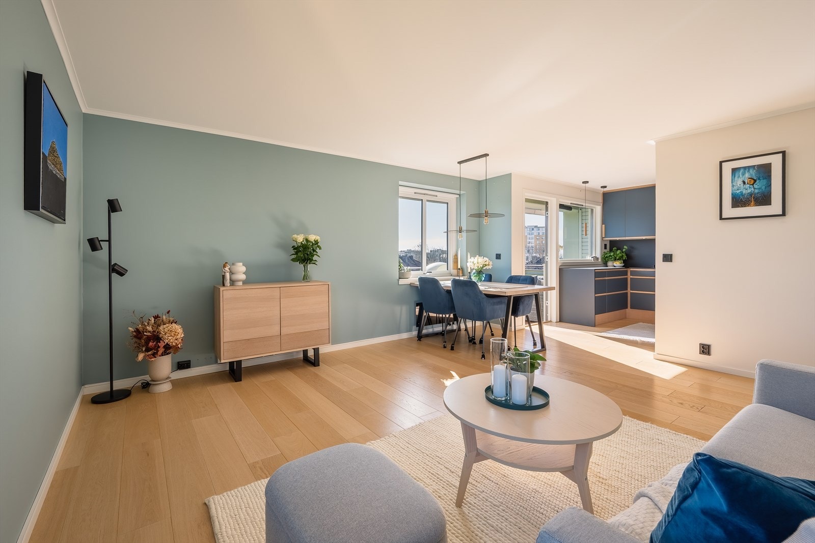 Gjennomgående 1-stavs parketten fra 2020 gir et helhetlig og moderne preg, mens den lyse blåtonen på vegg skaper en rolig og behagelig atmosfære. Galleribilde