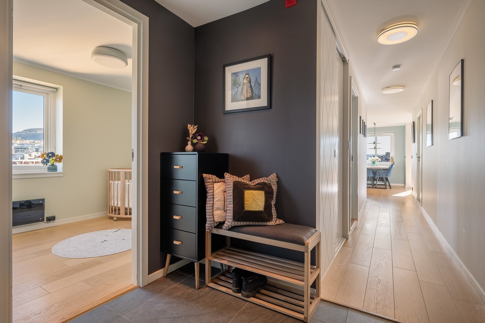 I 2020 ble vegger i leiligheten ekstra lydisolert, noe som bidrar til et rolig og behagelig innemiljø. Galleribilde