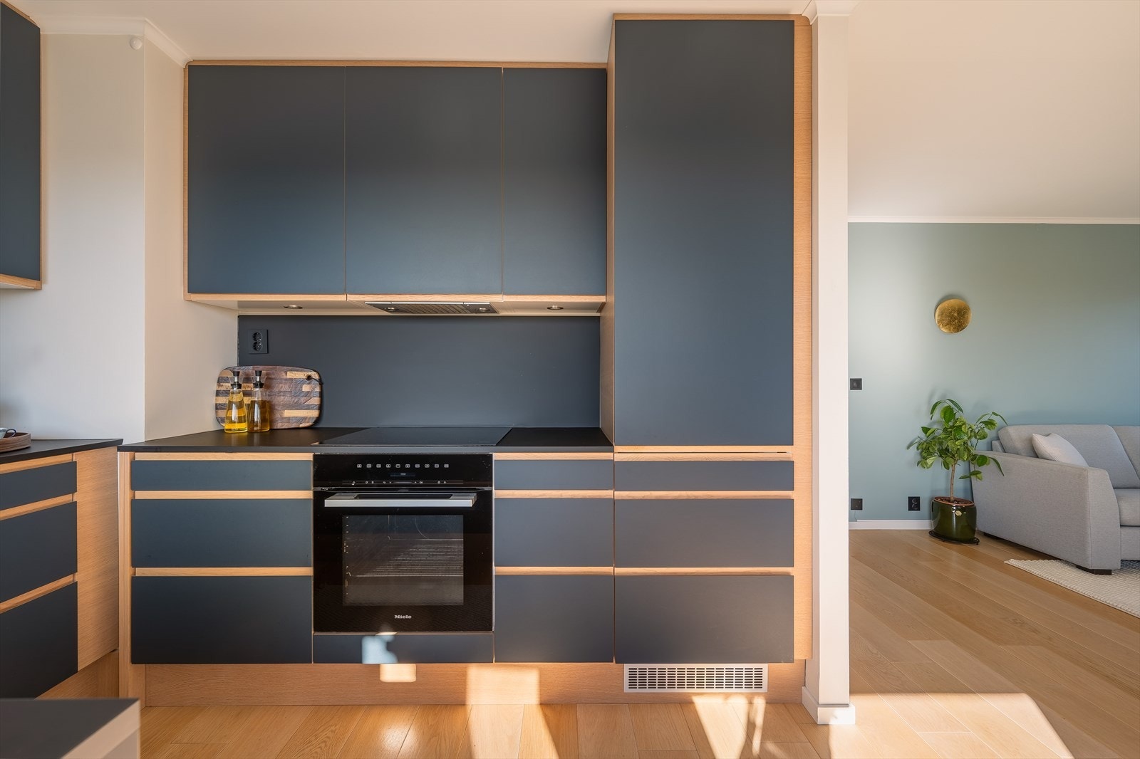 Kjøkkenet har godt med skap og benkplass. Galleribilde