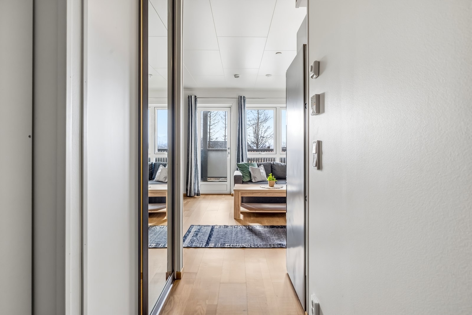 God lagringsplass i skyvedørsgarderobe. Galleribilde