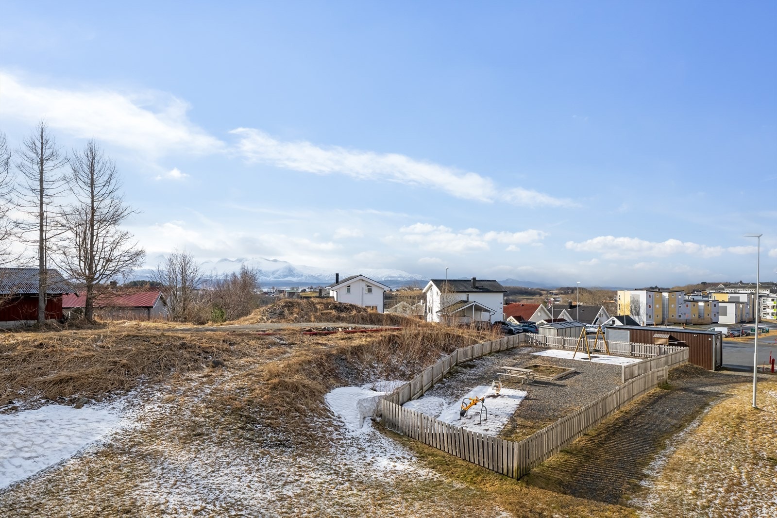 Området rundt bygget er pent opparbeidet med grøntområder, beplantning og lekeplass. Et kjekt område hvor både store og små vil trives! Galleribilde