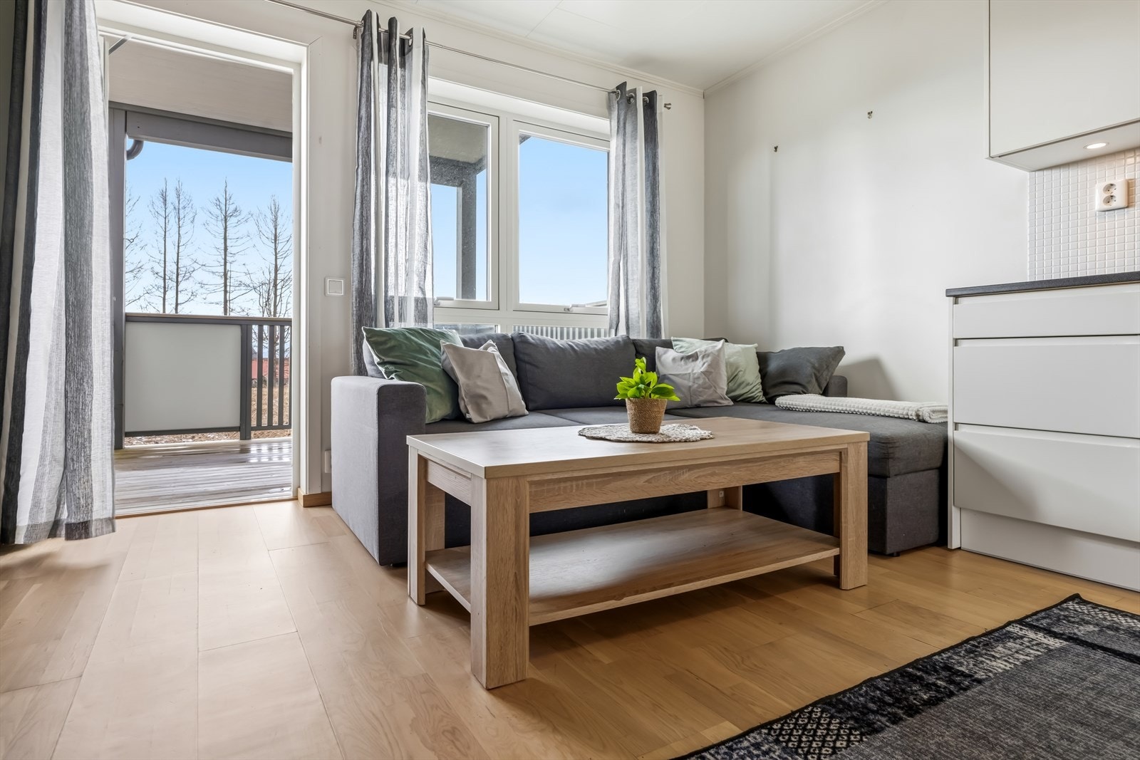 Leiligheten har månedlige felleskostnader på 3 631 kr som blant annet inkluderer grunnpakke tv og internett, a-konto strøm/fjernvarme, kommunale avgifter med mer. Galleribilde