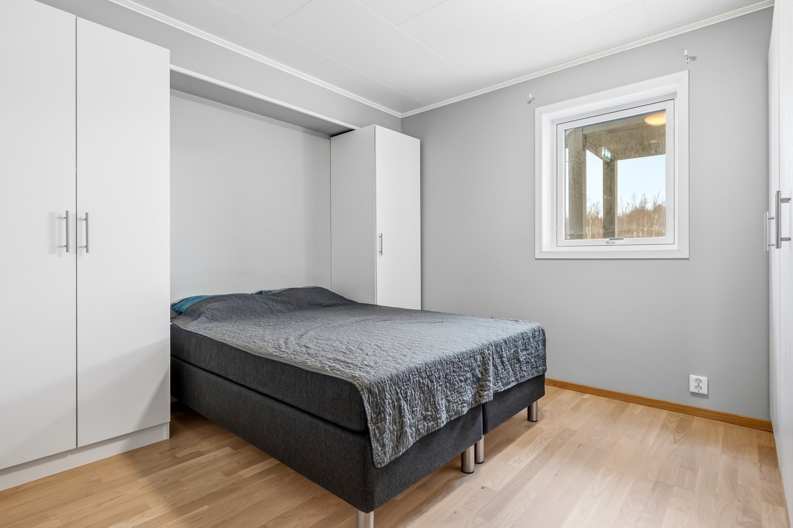 Soverommet er av god størrelse og er utstyrt med garderobe. I tillegg har man plass til å møblere med dobbeltseng. Galleribilde