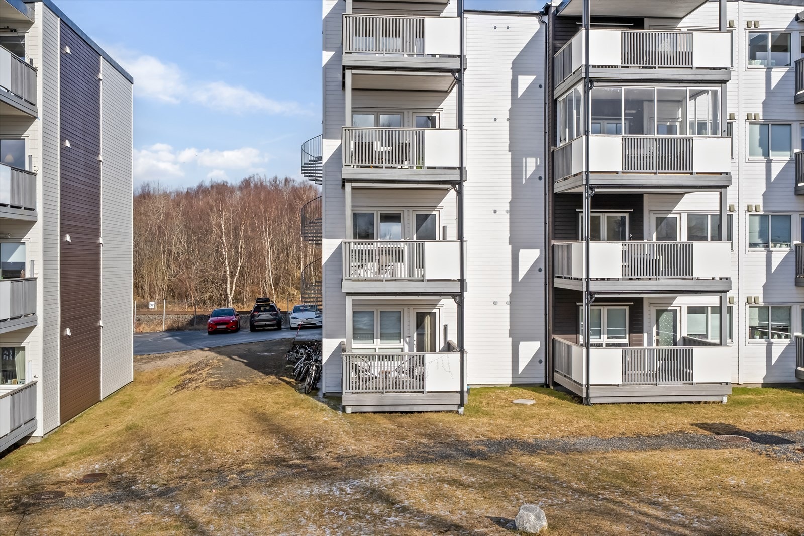 Leiligheten disponerer også en ekstern bod på 5 kvm som gir ekstra lagringsplass, samt utvendig parkering. Galleribilde