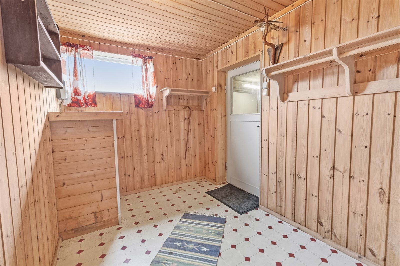 Inngang med direkte adkomst til garasje. Galleribilde