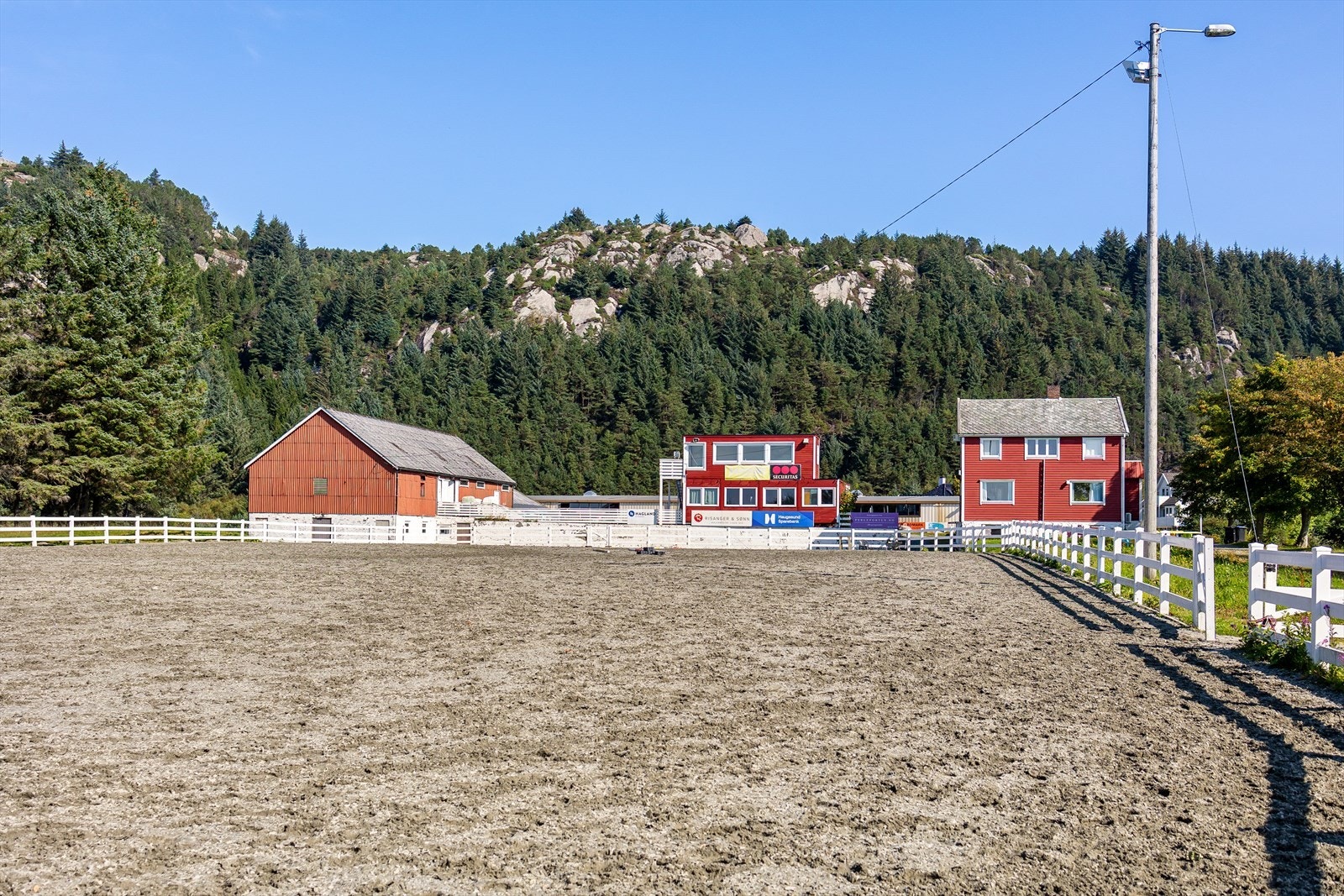 Ellers er det også stall hvor en kan besøke hester og dyr, som kan bli en ny helge tradisjon. Galleribilde