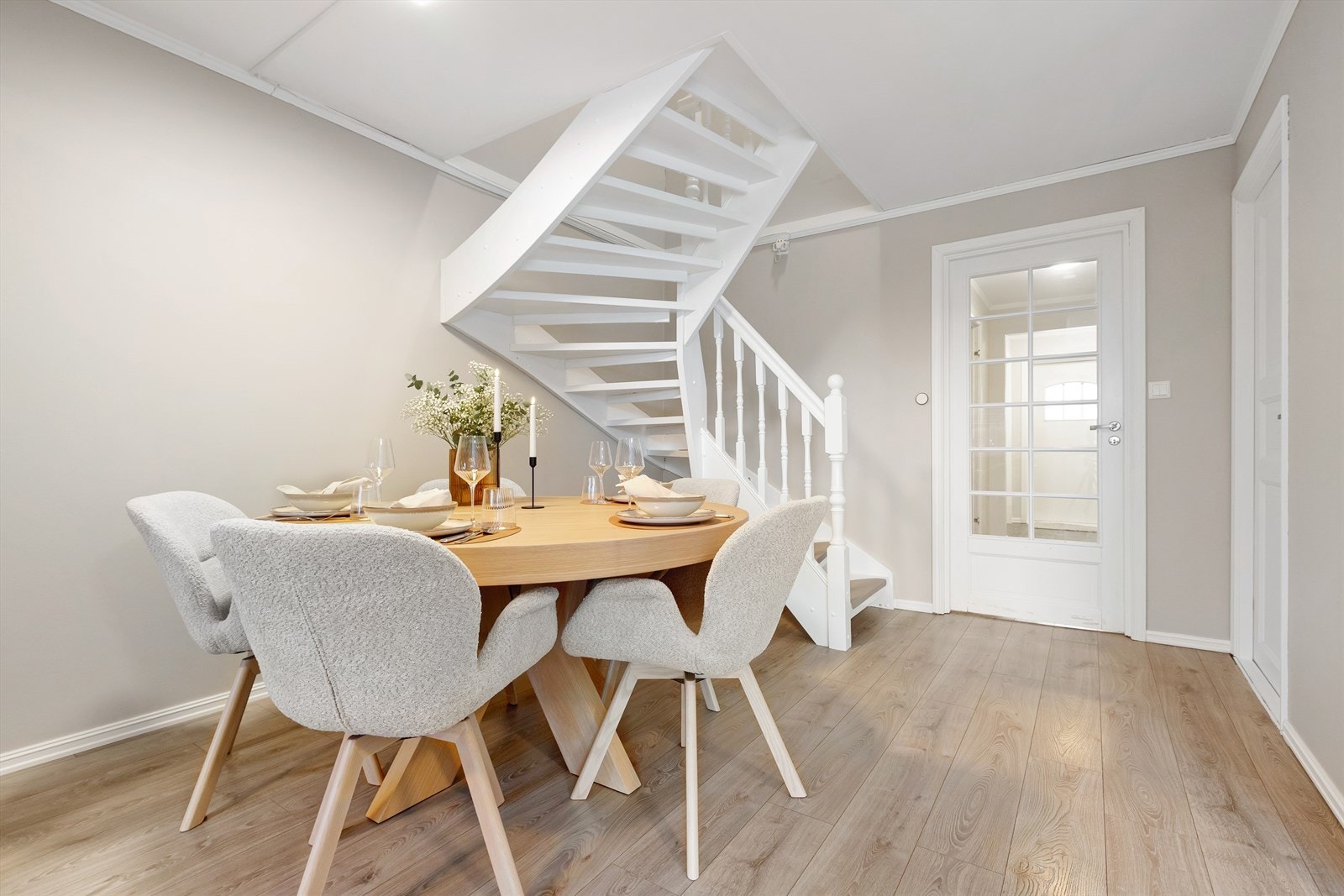 Lys stue med plass til både sofakrok og spisebord. Galleribilde