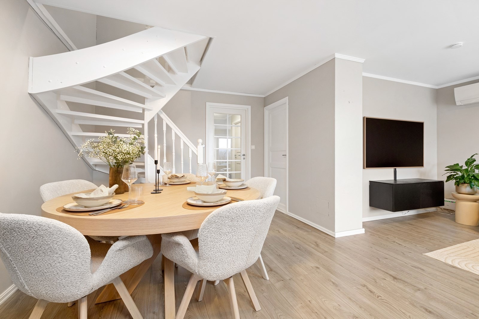 Boligen har åpen stue og kjøkkenløsning med god plass til spisebord, hvor en kan invitere over gode venner eller familie på en bedre middag en lørdagskveld. Galleribilde