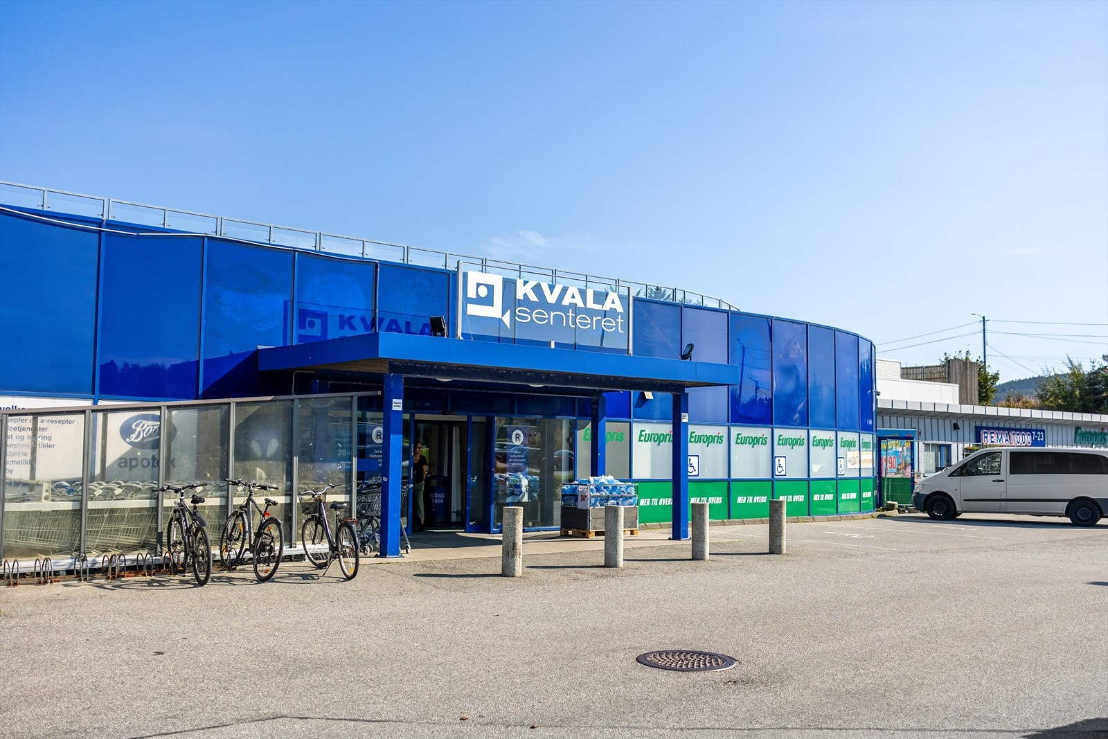 Kvalasenteret er like ved som holder dagligvare, europris og frisør. Galleribilde