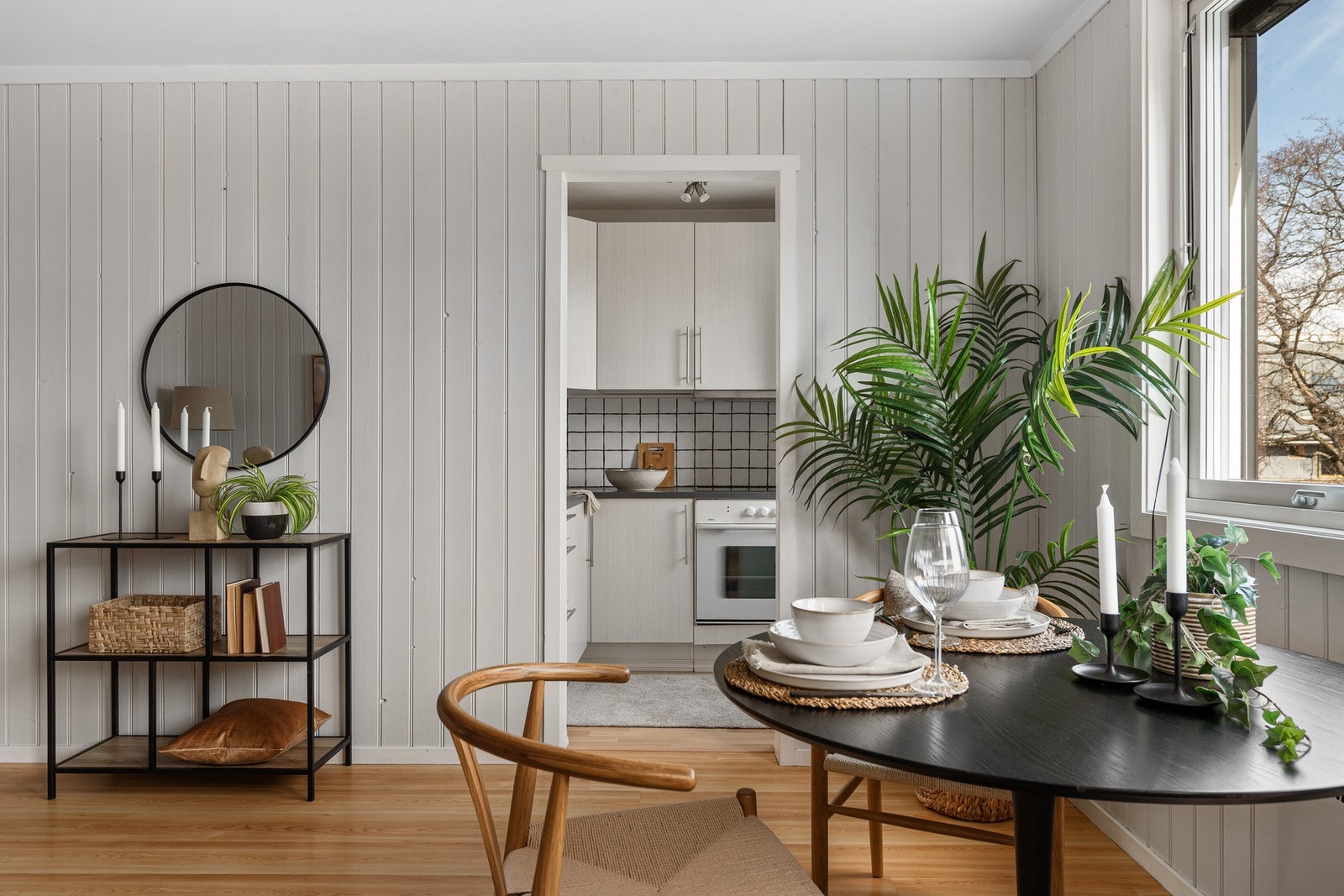 God plass til spisebord for flere middagsgjester. Galleribilde
