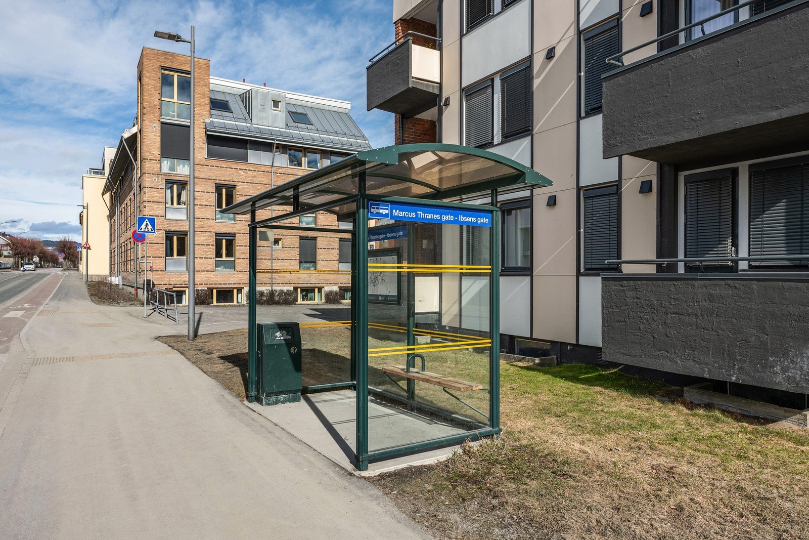 Nærmeste bussholdeplass ligger rett ved leiligheten, og det er en gåtur på ca. 3 minutter til Gjøvik stasjon, med både buss- og togforbindelser. Galleribilde