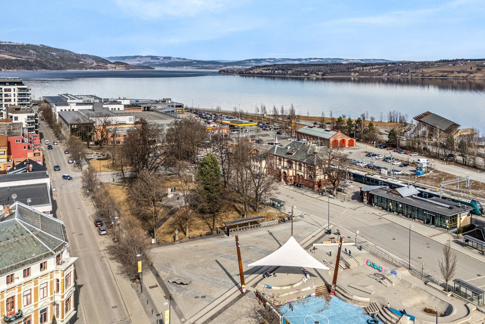 En gåtur på ca. 3 minutter til Gjøvik stasjon, med både buss- og togforbindelser. Galleribilde