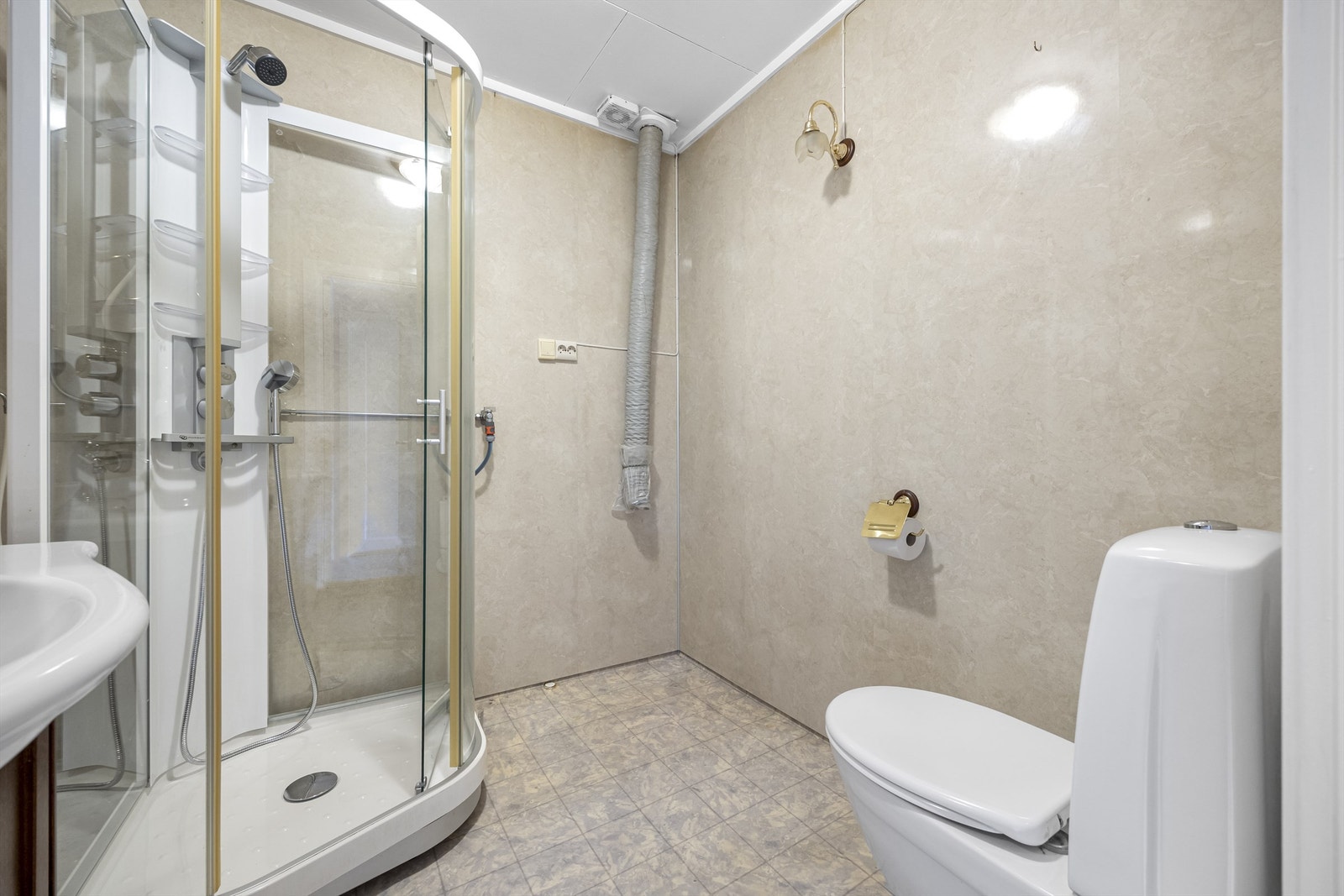 Opplegg for vaskemaskin på badet. Galleribilde