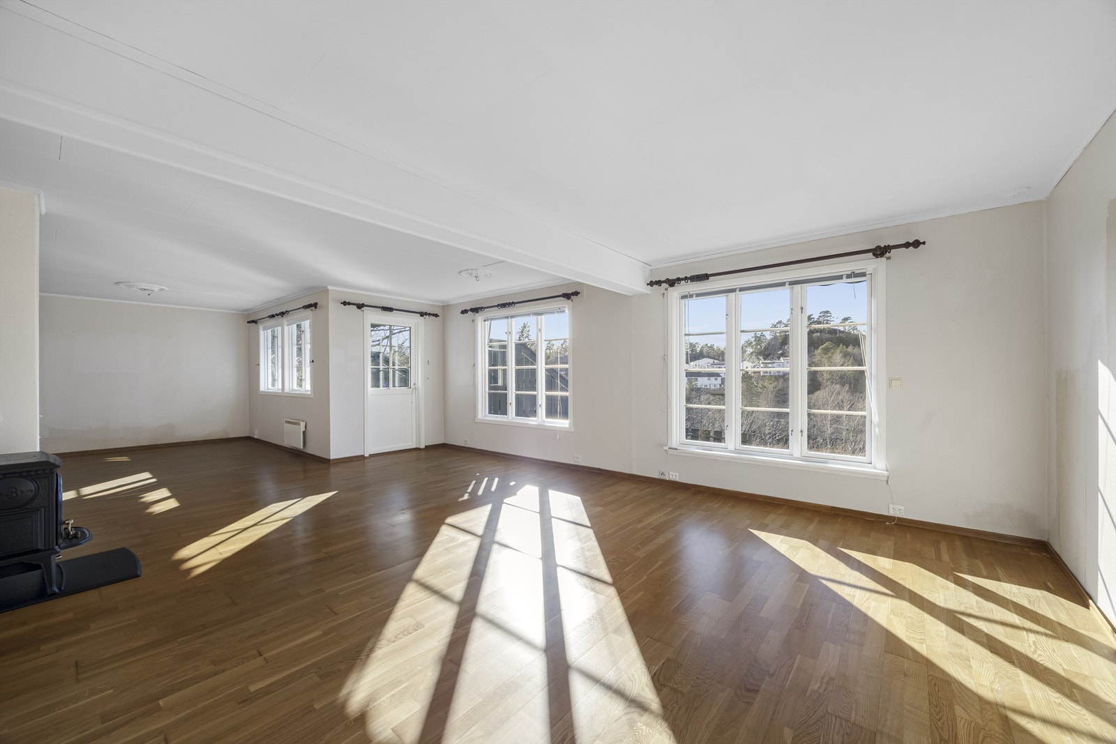 Åpen og lys stue med utgang til verandaen. Galleribilde