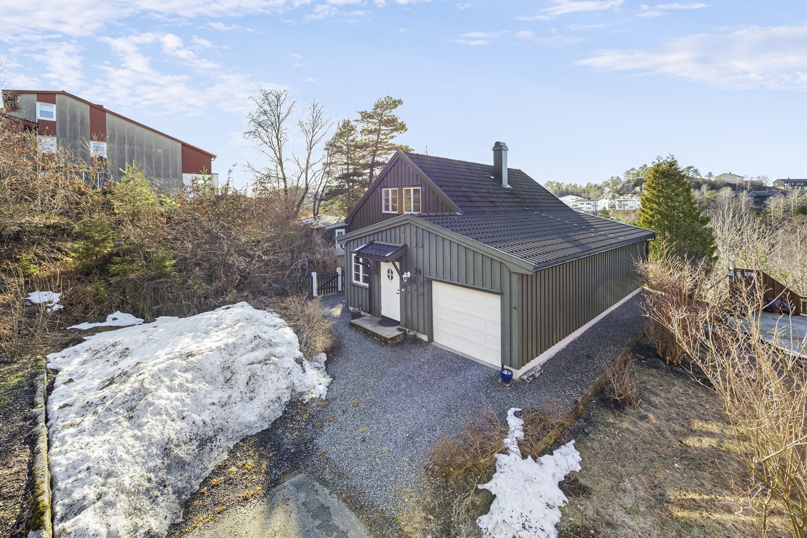 Sjarmerende enebolig i solrike omgivelser. Tre soverom, garasje og stor veranda med utsikt. Galleribilde