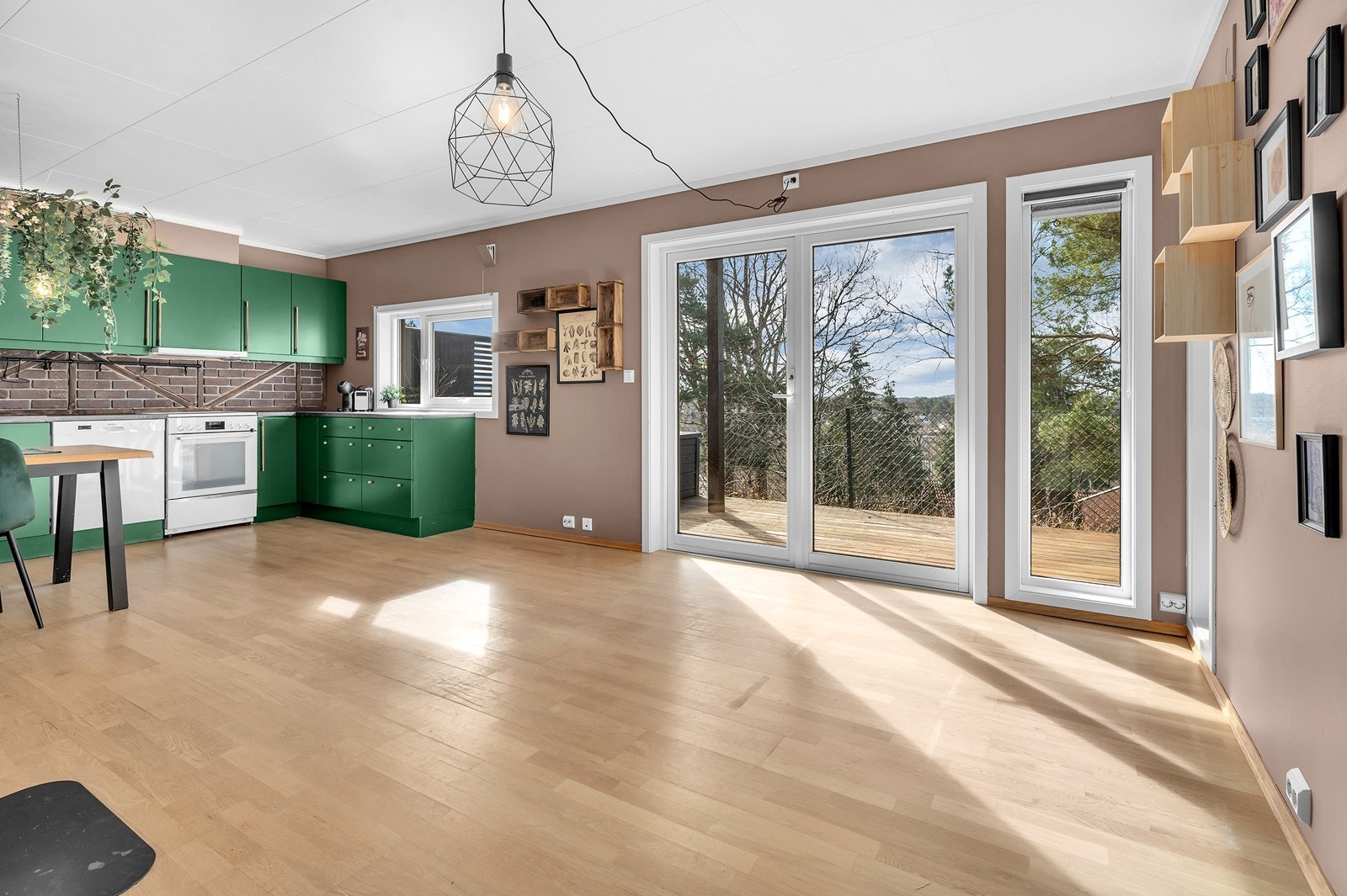 Stuen har store vindusflater som gir godt med naturlig lysinnslipp Galleribilde